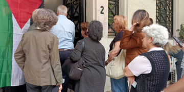 Ανταπόκριση-βίντεο από την παράσταση στο ΥΠΕΞ για την επιστροφή τους και την ανάληψη των ευθυνών της κυβέρνησης για την καταγγελία των βασανιστηρίων