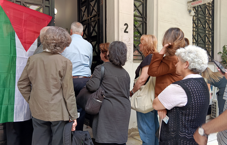 Ανταπόκριση-βίντεο από την παράσταση στο ΥΠΕΞ για την επιστροφή τους και την ανάληψη των ευθυνών της κυβέρνησης για την καταγγελία των βασανιστηρίων