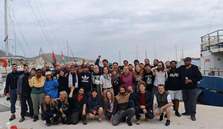 Το Ισραήλ μετά την κατακραυγή αφήνει ελεύθερα τα μέλη του Στόλου της Ελευθερίας- Η κυβέρνηση αρνείται να βάλει τσάρτερ