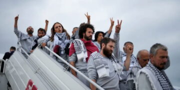 Όρθιοι απέναντι στους κανίβαλους  αυτού του κόσμου