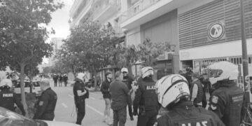 Επιδρομή-πολιορκία της αστυνομίας στη Λέσχη Εργαζομένων και Νεολαίας Βόλου μετά από δράση υπέρ της Παλαιστίνης