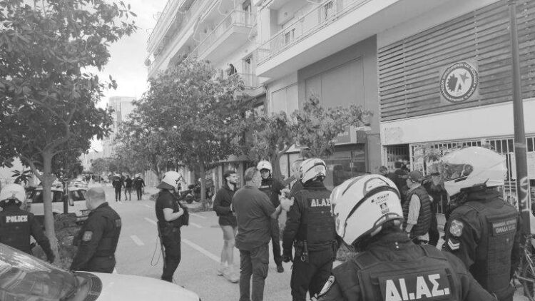 Επιδρομή-πολιορκία της αστυνομίας στη Λέσχη Εργαζομένων και Νεολαίας Βόλου μετά από δράση υπέρ της Παλαιστίνης