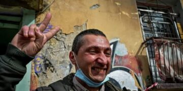 Στο νοσοκομείο ο απεργός πείνας για τα Προσφυγικά Αριστείδης Χαντζής