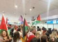 Συγκλονιστικές εικόνες στο αεροδρόμιο κατά την υποδοχή των αγωνιστών του στόλου (βίντεο + φωτό)