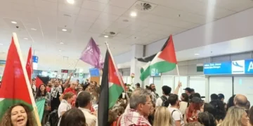 Συγκλονιστικές εικόνες στο αεροδρόμιο κατά την υποδοχή των αγωνιστών του στόλου (βίντεο + φωτό)
