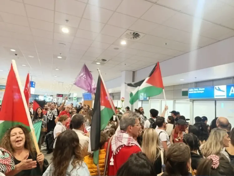 Συγκλονιστικές εικόνες στο αεροδρόμιο κατά την υποδοχή των αγωνιστών του στόλου (βίντεο + φωτό)