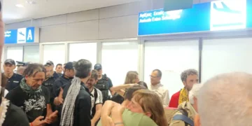 Συγκλονιστικές εικόνες στο αεροδρόμιο κατά την υποδοχή των αγωνιστών του στόλου (βίντεο + φωτό)