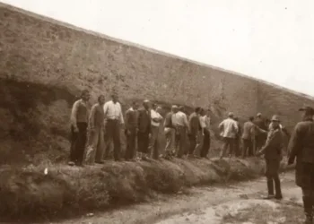 Δάσκαλοι στον τοίχο της Καισαριανής, Πρωτομαγιά του 1944. «…Ν’ ανθίσει γέλιο στις ματιές, να λάμψει ο κόσμος όλος…»