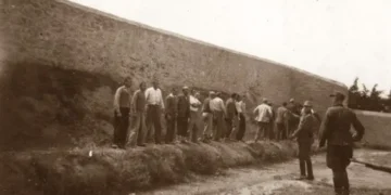 Δάσκαλοι στον τοίχο της Καισαριανής, Πρωτομαγιά του 1944. «…Ν’ ανθίσει γέλιο στις ματιές, να λάμψει ο κόσμος όλος…»