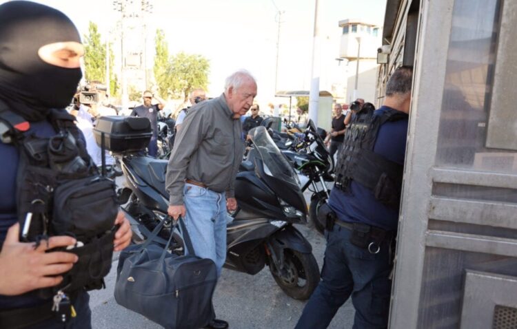 Με εντολή ΗΠΑ και «αγίας οικογένειας» επέστρεψε ο Αλ. Γιωτόπουλος στη φυλακή