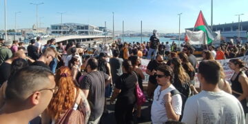 Δυναμική κινητοποίηση για την έλευση του «Crown Iris» και του τουρισμού της γενοκτονίας στον Πειραιά