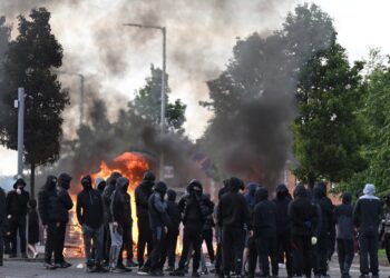 Η Ακροδεξιά πυρπολεί τους δρόμους του Μπέλφαστ