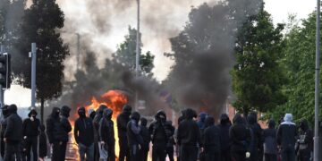 Η Ακροδεξιά πυρπολεί τους δρόμους του Μπέλφαστ