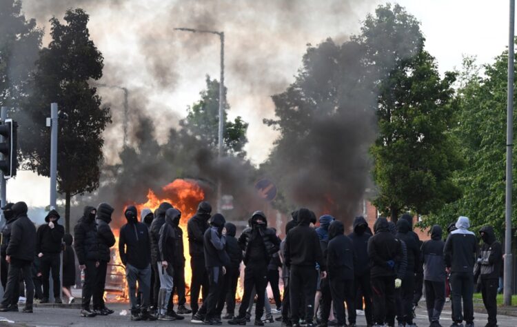 Η Ακροδεξιά πυρπολεί τους δρόμους του Μπέλφαστ
