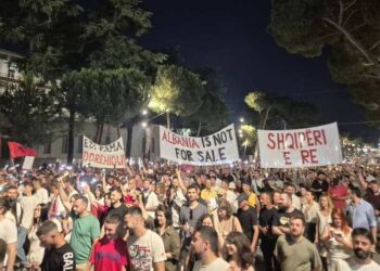 Γενικεύεται το κίνημα στην Αλβανία: «Αν δεν νικήσουμε, θα συνεχίσουμε»!