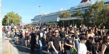Ανεπιθύμητο το κρουαζιερόπλοιο της γενοκτονία Crown Iris στον Πειραιά (φωτό+βίντεο)