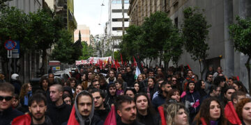 H νεολαία δεν πείθεται από το σύστημα, αναζητεί δρόμο ανατροπής