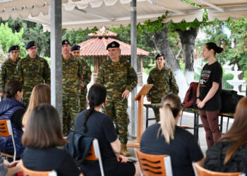 Σχόλιο νΚΑ: Για την «εθελοντική» στράτευση των γυναικών