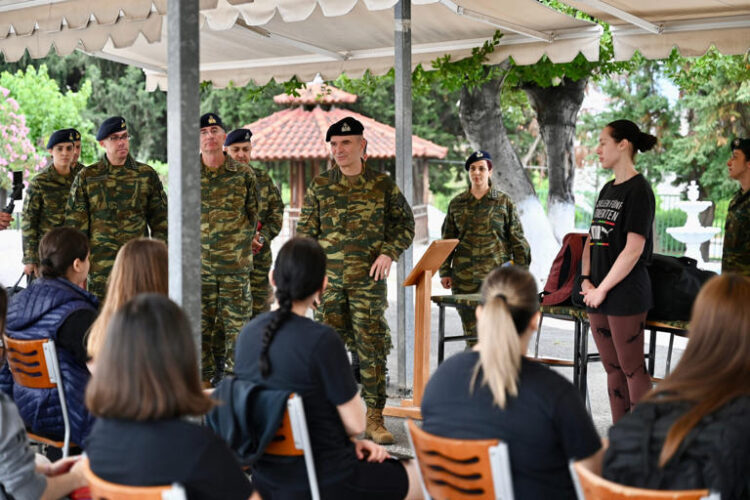 Σχόλιο νΚΑ: Για την «εθελοντική» στράτευση των γυναικών