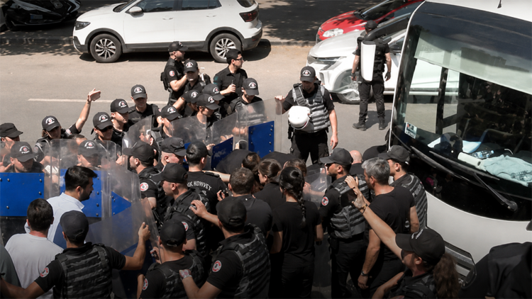 Σύνοδος του ΝΑΤΟ: Βίαιη καταστολή της αστυνομίας σε βάρος διαδηλωτών στην Άγκυρα (βίντεο)