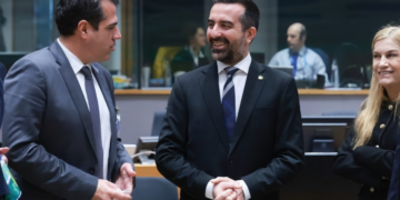 Εύσημα ΕΕ σε Πλεύρη για το μεταναστευτικό