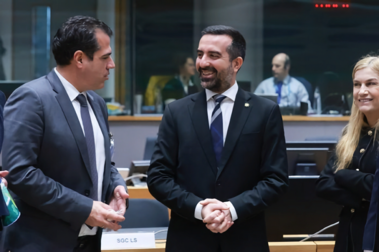 Εύσημα ΕΕ σε Πλεύρη για το μεταναστευτικό