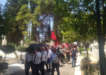 «Οι πραγματικοί άνθρωποι και οι επαναστάτες δεν ξεχνιούνται» – Βαθιά συγκίνηση στην πολιτική κηδεία του Θόδωρου Μεγαλοοικονόμου