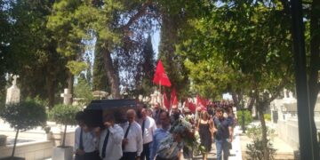 «Οι πραγματικοί άνθρωποι και οι επαναστάτες δεν ξεχνιούνται» – Βαθιά συγκίνηση στην πολιτική κηδεία του Θόδωρου Μεγαλοοικονόμου
