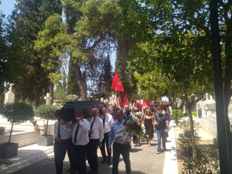 «Οι πραγματικοί άνθρωποι και οι επαναστάτες δεν ξεχνιούνται» – Βαθιά συγκίνηση στην πολιτική κηδεία του Θόδωρου Μεγαλοοικονόμου