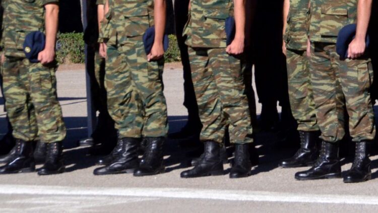 Ο Ν. Δένδιας τιμώρησε φαντάρο, επειδή διάβαζε «Ριζοσπάστη»! – Καταγγελία του Δικτύου «Σπάρτακος»