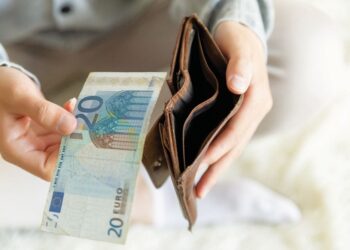 Μισθοί πείνας με αυξήσεις «ψίχουλα»