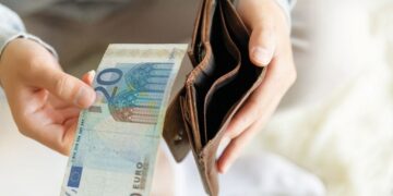 Μισθοί πείνας με αυξήσεις «ψίχουλα»