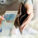 Μισθοί πείνας με αυξήσεις «ψίχουλα»