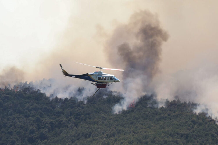 Δύο νεκροί χειριστές σε σύγκρουση πυροσβεστικών ελικοπτέρων στην Ψάθα Αττικής