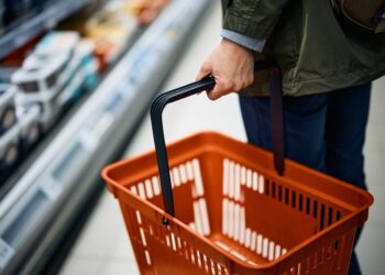 Όλο και πιο… ψηλά ακρίβεια και φτώχεια