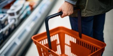 Όλο και πιο… ψηλά ακρίβεια και φτώχεια